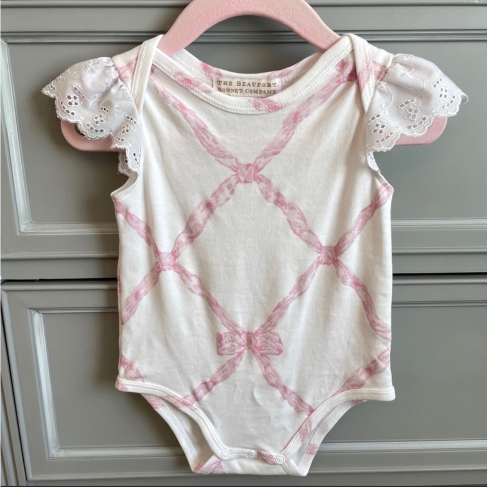 The Beaufort Bonnet Company Wendy Onsie in Belle Meade Bow! 6-12, Like New!💕